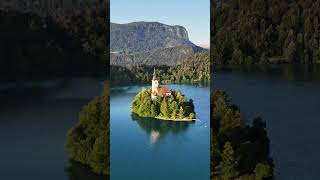 Το νησάκι ... ταξιδεύει. #bled #slovenia #Σλοβενία #Μπλεντ #λίμνη #lake #drone #shorts