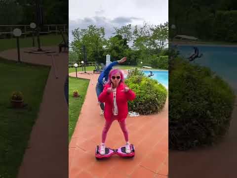 Dani rincorre Giorgia mentre fa nuovo balletto di Tik Tok! #danierobbi #shorts