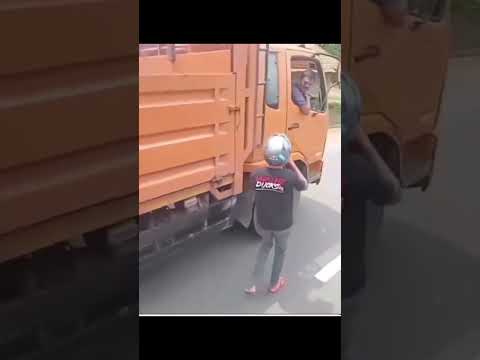 motor nyangkut di bak truk. #automobile #jalanbesar #jalanyangjauhjanganlupapulang #fypシ #viral