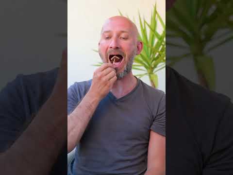 STOP! Nu mai mânca ciocolata așa! 😡 Ai de gând să o traumatizezi? 🍫😂 #funny #comedy