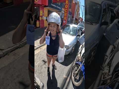 Presenteando uma mulher na rua com capacete da Taurus #short #shorts #shortvideo #video #mulher #fyp