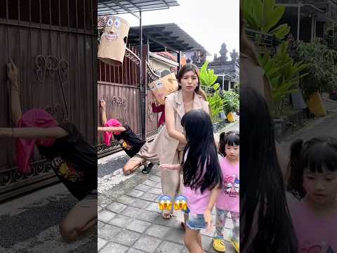 DARLEEN PANIK!! KEPALA TUNG TUNG KELEMPAR SAMPE NYANGKUT DI PAGAR😱😱 #viralvideo #viraltiktok