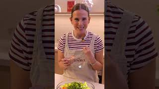Hay ensaladas que acompañan una comida… y hay otras que se convierten en la comida🤍@Celinagarzamx
