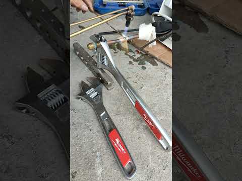 " Use a wrench to fix the copper pipe for welding, place it neatly and weld it beautiful