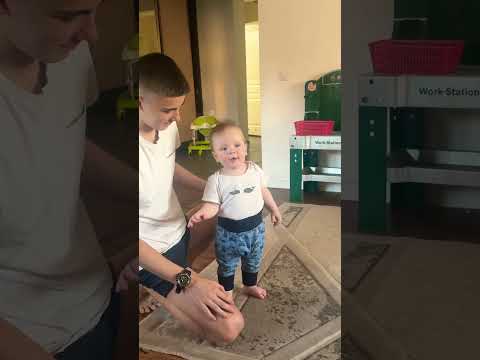 Старший и младший😅Разница 17 лет Первые шаги с братом 😉