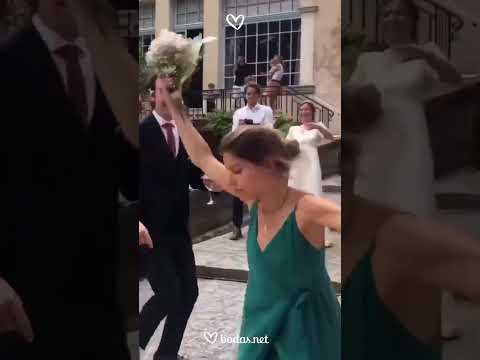 ¡Increíbles habilidades para coger el ramo! #shorts #bodasnet #ramos #bodas #boda #invitadas #humor