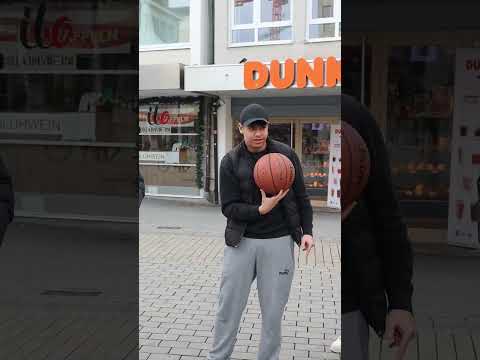 Wer zuerst den Ball auf dem Finger drehen kann bekommt 10€ 🏀#basketball