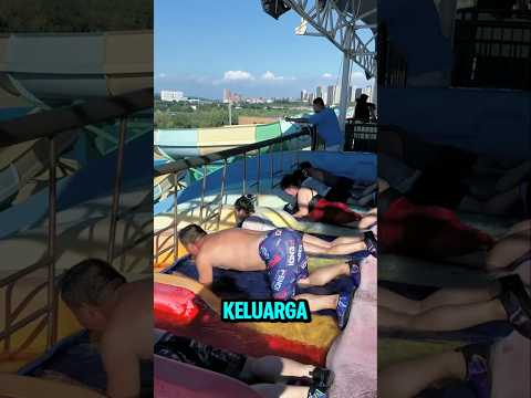 Rela tertinggal di seluncuran air demi ibunya!#shortsvideo