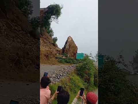 Detik-Detik Sebuah Bukit Batu LONGSOR BESAR