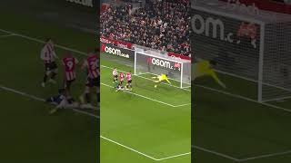 David Raya makes amends with an incredible save 😲