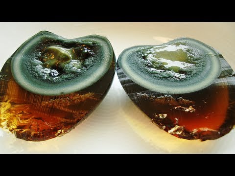 EATING CENTURY EGGS (100 YEAR PRESERVED DUCK EGG)