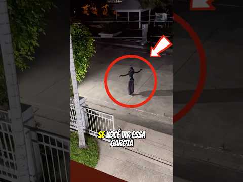 Uma garota dançando na rua à noite 😳😱