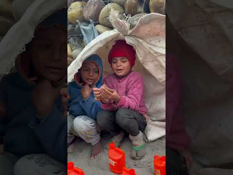 दो अनाथ बच्चे गंगा किनारे बारिश में प्लास्टिक की कैन बेच रहे थे?