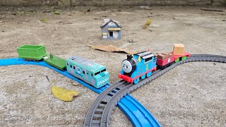 Mencari dan Merakit Mainan Kereta Api New Look Thomas & Friends, Kereta Api Monster Disney Pixar