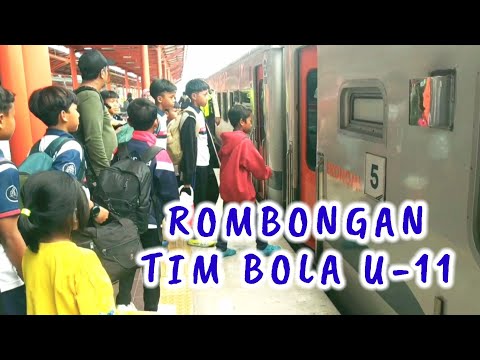 Naik Kereta Api Rombongan Tim Sepak Bola Densha CS