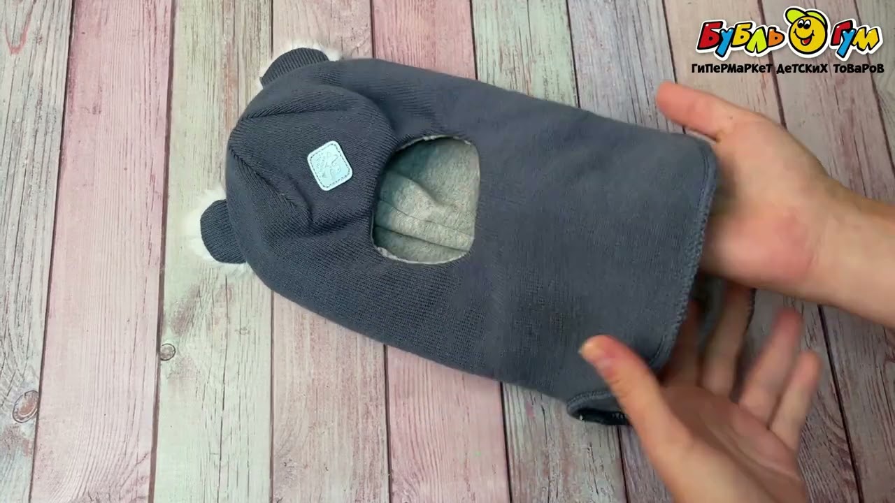 Шапка-шлем с ушками и помпонами голубой - видео