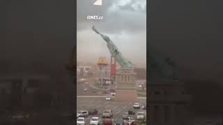 Socha Svobody se zřítila k zemi. Silný vítr vyvrátil brazilskou repliku