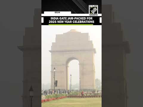 Delhi: Tourists Throng India Gate For New Year Celebrations 2025