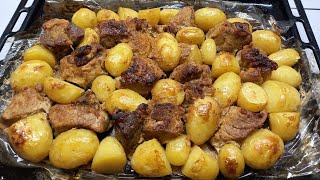 Запечена молода картопля з мясом у рукаві.Просто і дуже смачно.