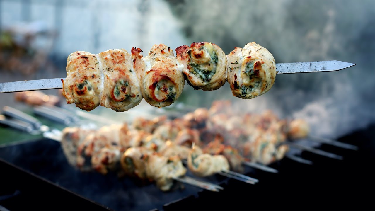 Сочный шашлык из куриной грудки на углях.