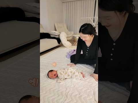 생후 일주일만에 되집기를 하는 이 아기는 대체