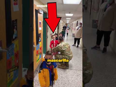 Papá regresa del servicio militar para sorprender a sus hijas en el colegio ❤️ #shorts