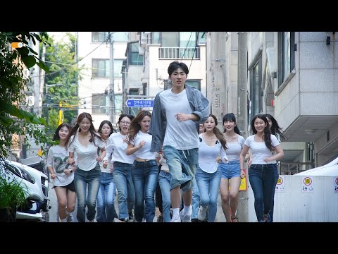좁은 골목길 갑자기 미녀들이 쫓아왔을 때 남자의 반응