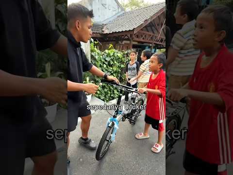 kata mama, gabolh nrima permen orng ga dikenal. kalau sepda gpp kn? 🤫😁 Sumber: Iben MA #pedulisesama