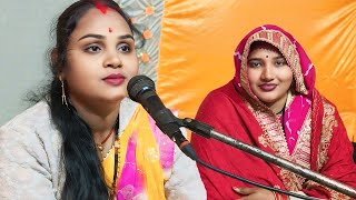 सब अपने धुन में लगे हुए हैं साधना जी बैठकर मुस्कुरा रही है