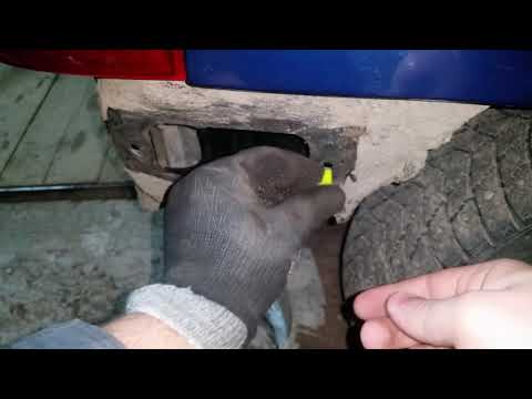 MAZDA DEMIO DW3w Заливает багажник водой.