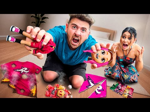 DESTRUÍ A COLEÇÃO COMPLETA DA EMILLY VICK DA MINHA NAMORADA!