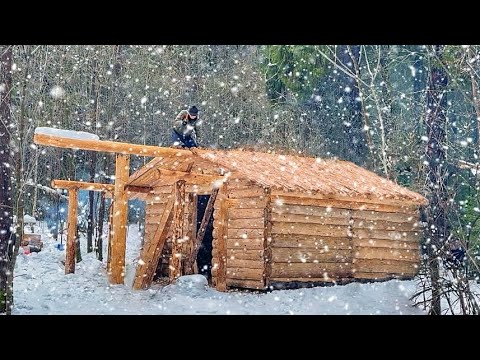 The first snow has fallen! Building a log cabin for harsh Russian winters