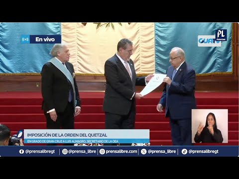 Bernardo Arévalo condecora a Luis Almagro con la Orden del Quetzal