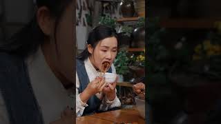 春天山里，芋头带着泥土香来到灶台，一颗芋头能变出多少滋味？记得收看本周视频～【滇西小哥】#shorts#cooking #delicious #滇西小哥 #foodie
