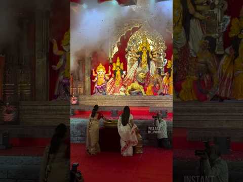 Rani Mukerji & Kajol unveil the idol at Navratri pooja 🙏#ranimukerji #kajoldevgan