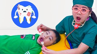Johnny and Lily Pretend Play Going to the Dentist | Kids Eat Candy and Brush Teeth