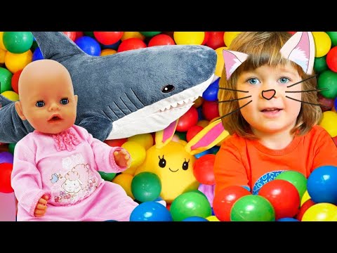 🦈👶 ¡Un tiburón persigue a Lucky y Bianca! | Los mejores videos de juguetes y bebés