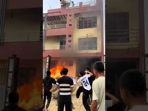 Quan chức Nepal ôm tiền bỏ chạy