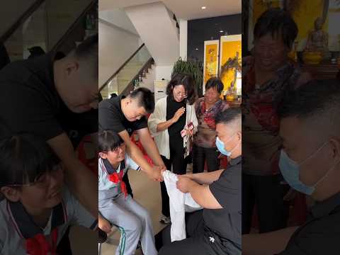 E510 The little🥺😣girl sprained her hand and 😭😞has💔 been crying from the pain, it's heart-wrenching!