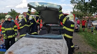 Hasiči SENOHRABY - ukázka práce s vyprošťovacím zařízením