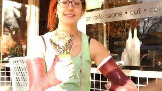 bella double arm cast  comiendo helado