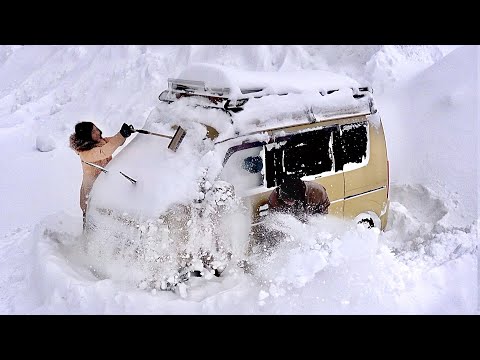 膝まで埋もれるほどの積雪。−10℃の冬の北海道で軽バン生活。