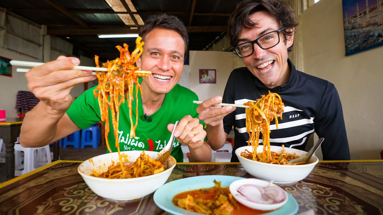 Thai Street Food BEEF KHAO SOI CURRY! Amazing Hidden Gem in Chiang Mai -! - Mark Abroad