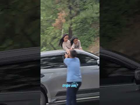 Kembar Cantik Berbagi Rejeki