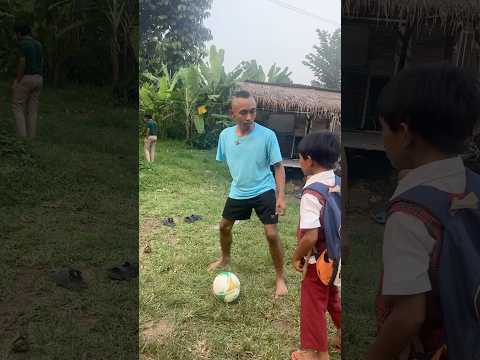 Bapa main bola ngga jelas