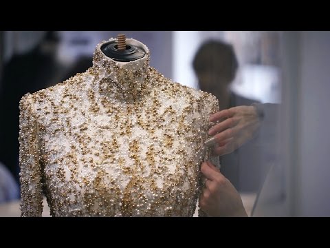 Making-of the CHANEL Fall-Winter 2014/15 Haute Couture Collection