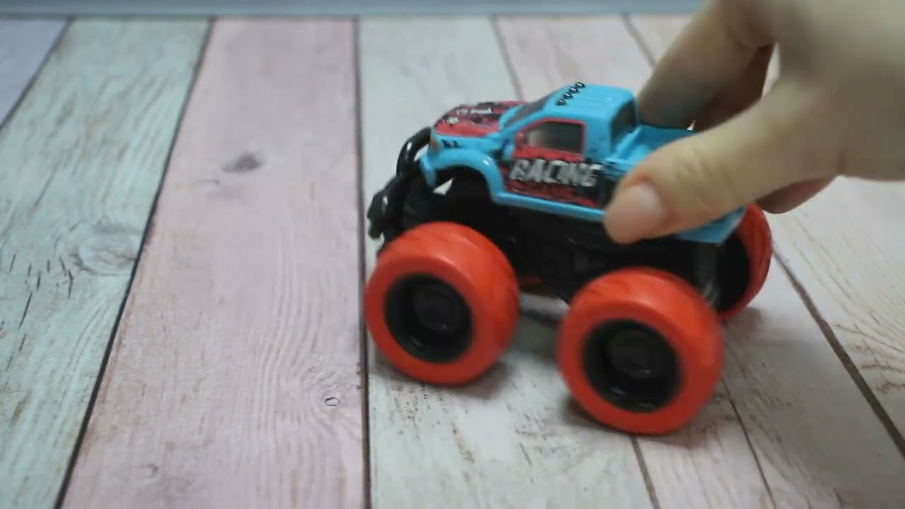 Машина BIG FOOT BOUNCING CAR Пикап подпрыгивающая инерционная голубая с красными колесами  - видео