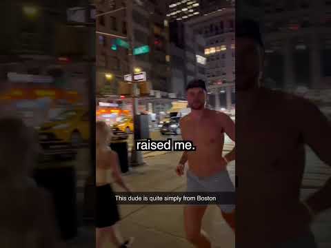 The King runs by the Empire State Building! 😅🍎🗽