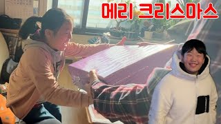 크리스마스 선물을 받고 좋아하는 연서와 민서