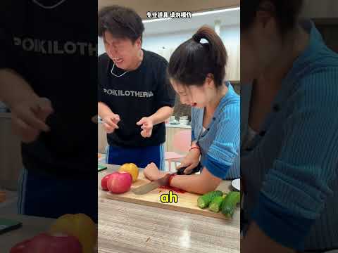 Simular cortarse el brazo para gastar una broma al primo